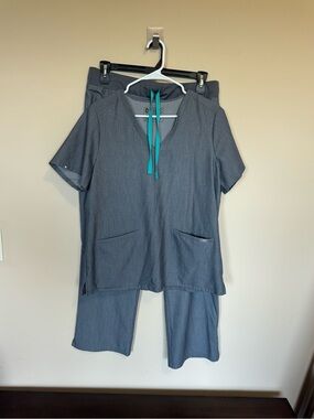 Figs women’s Gray and Charcoal Scrub Set